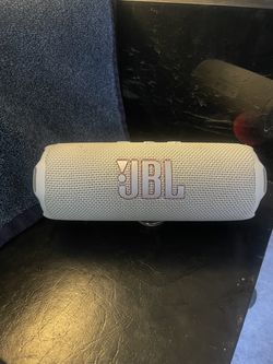 JBL Flip 7 portable Bluetooth speaker in good working condition.