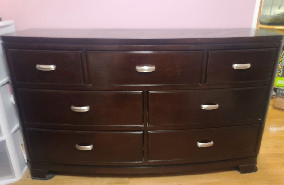 Raymour & Flanigan Dresser And End Table 