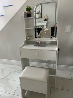 Vanity Like New