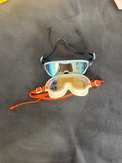 Swimming goggles