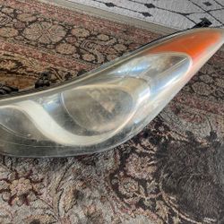 Driver Side Hyundai Elantra 2012 Headlight With New Bulb