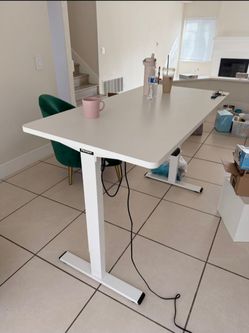 Electric height adjustable table - must go today