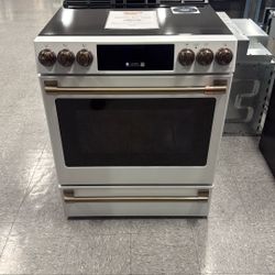 CAFÉ™ 30" Smart Slide-In, Front-Control, Induction and Convection Range with Warming Drawer