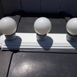 Vanity bathroom light with bulbs