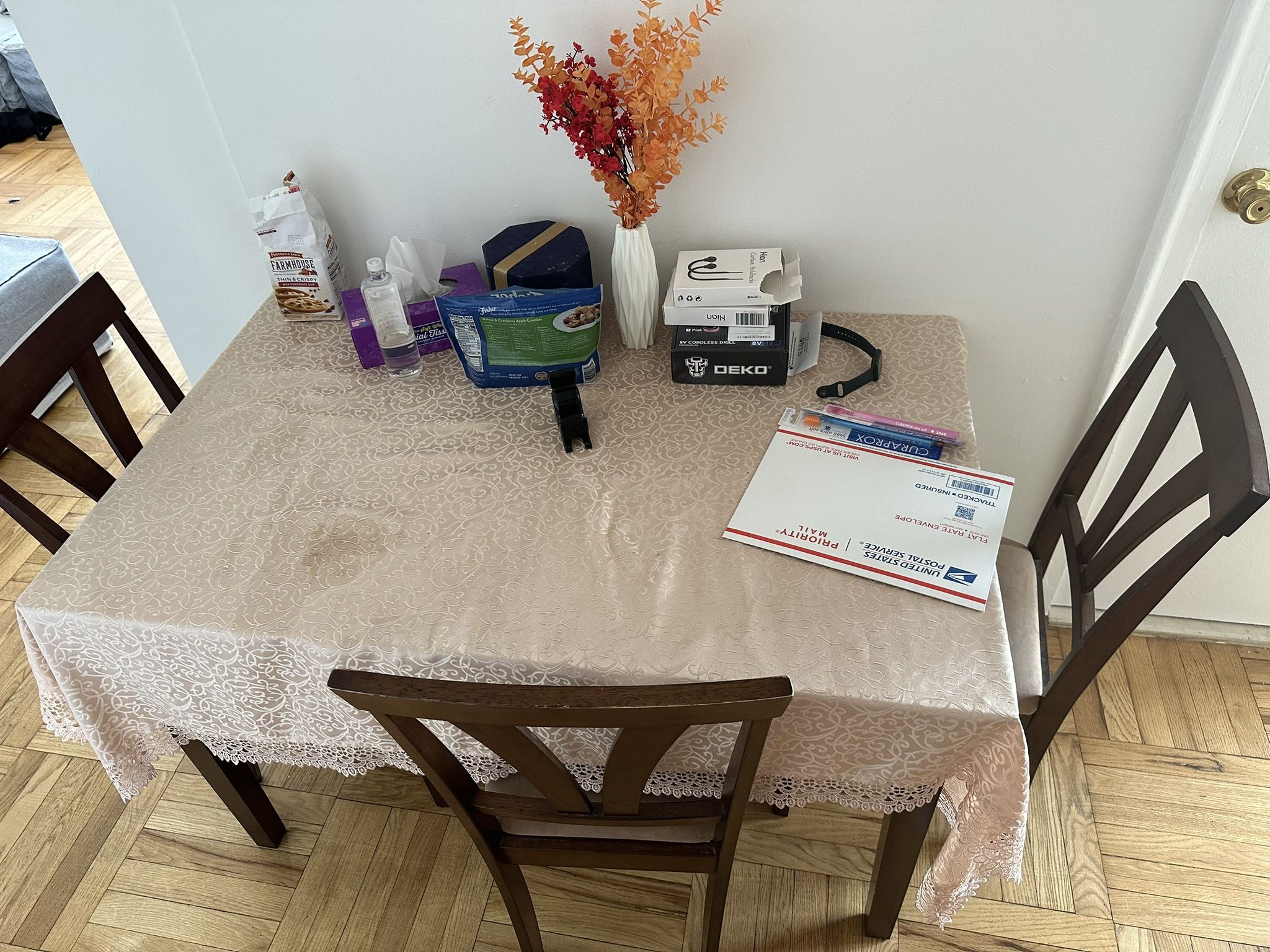Table with 4 chairs