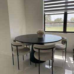 Round Table With 4 Chairs 