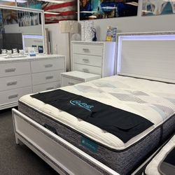 White Bedroom Set 5pc ( Free Mattress) W/ Built-in LED Lights & Glitter Accents For Sale 