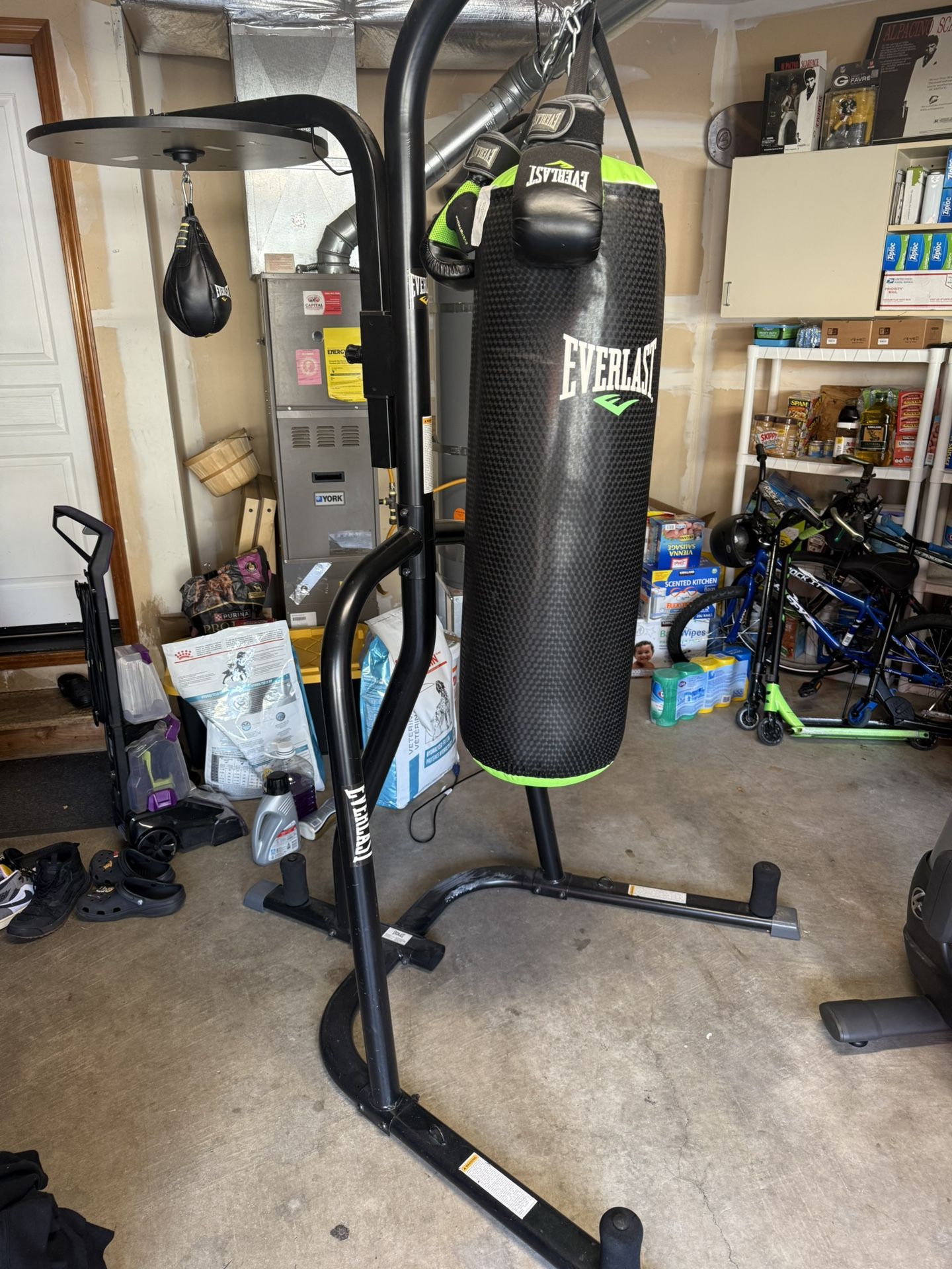 Everlast punching bag stand with speed bag
