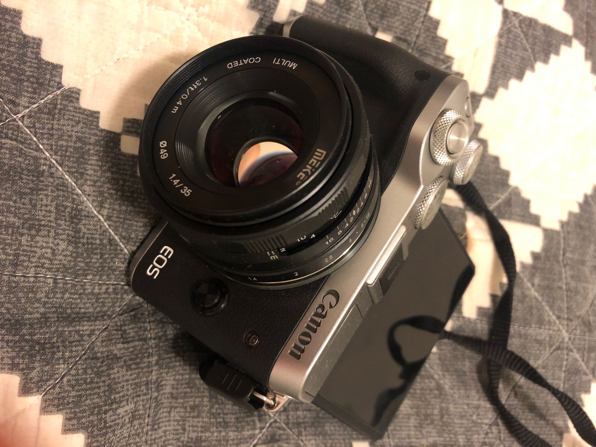 Canon m6 with 2 lenses (canon 15-45 f3.5-6.3. + meike 50m f1.4)