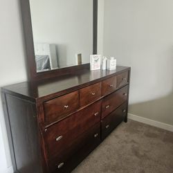 Queen Bedroom furniture - 5 piece Set -2 Dressers , Mirror , Headboard,sidetable