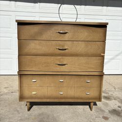 ‼️BASSETT MID CENTURY MODERN 4 DRAWER CHEST‼️FOR SALE 300$ OR BEST OFFER🚚DELIVERY AVAILABLE‼️