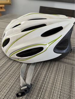 Youth Bicycle Helmet. SCHWINN Youth Ages 5-8. Adjustable straps. (Youth Size Small) - 50–54 cm.