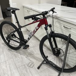 2025 Trek Marlin 6 29er MTB Size LARGE 1x10 Speed 