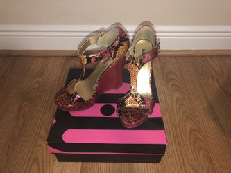 Red heels size 7