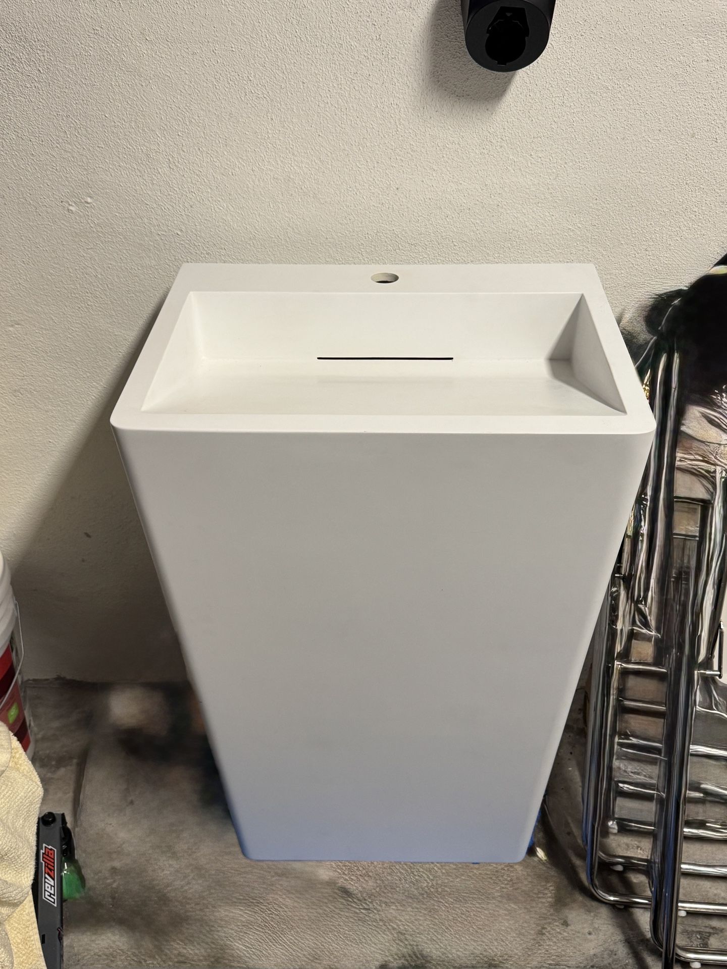 White Modern Pedestal Sink
