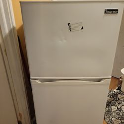 Magic Chef Apartment Size Fridge 