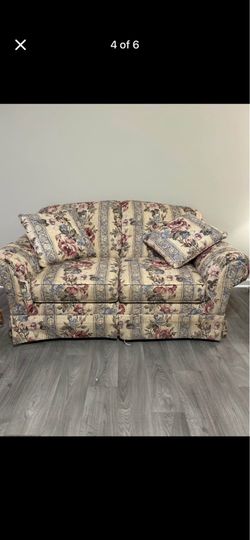 LOVESEAT SOFA EXCELLENT CONDITION BEIGE FLORAL