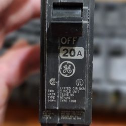 GE 20AMP 120VOLTS SINGLE POLE BOLT-ON BREAKERS 26 IN TOTAL 