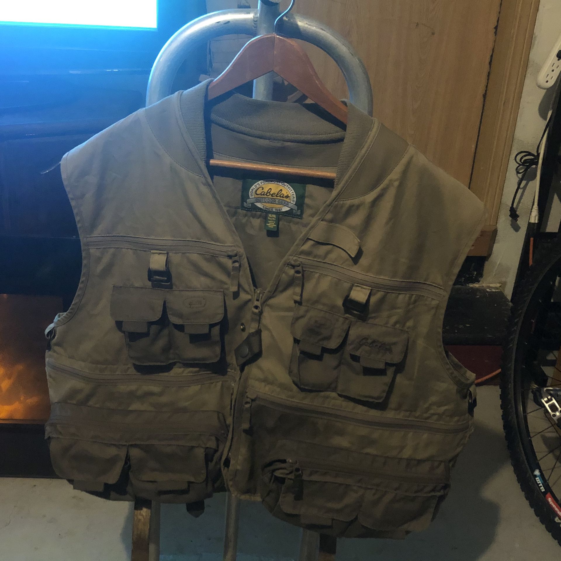 Cabela’s Fishing vest XL