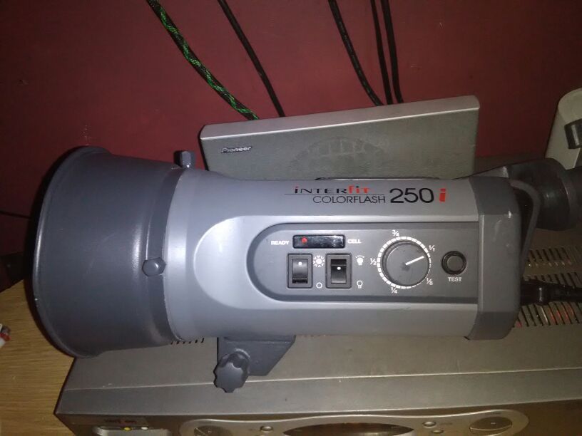 Interfit colorflash 250i.
