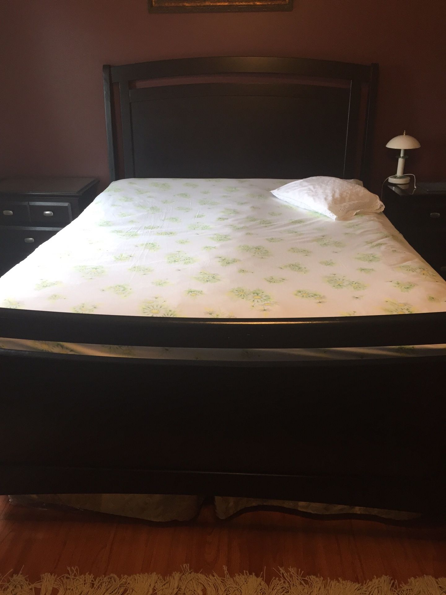 5 pc Queen size bedroom set, very good condition with mattress, has Togo moving