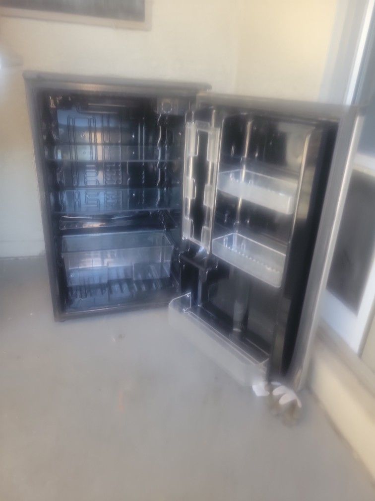 Sanyo Mini Beverage Fridge