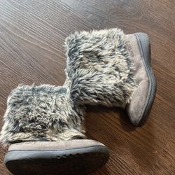 Girls Fur Boots Size 7 By Carters 