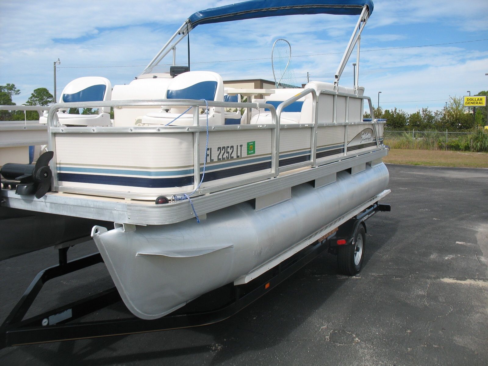 2002 18 ft Sweetwater Pontoon Boat