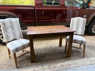 Beautiful 46x30x30 table with 2 chairs