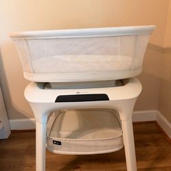 4Moms bassinet with storage
