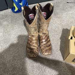 Boots size 8