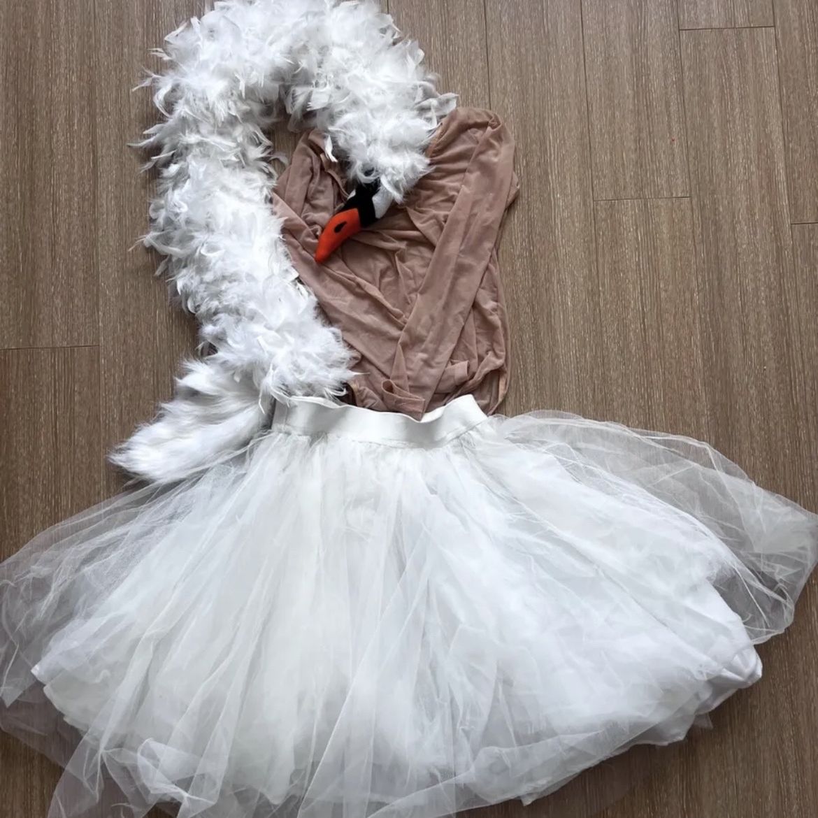 bjork swan dress Happy 20th Anniversary to Bjrk's Swan Dress, Perhaps The Most Impactful Oscars Look Ever
