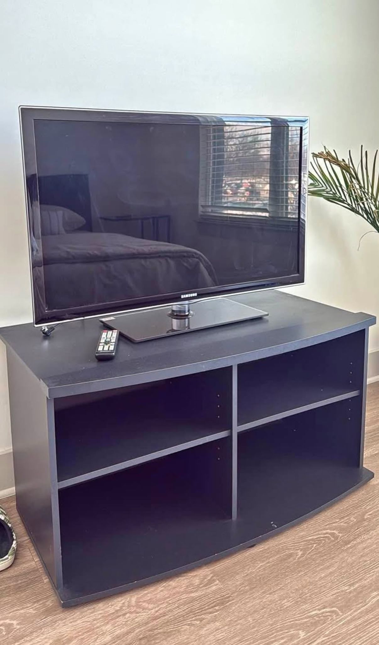 40" Smart TV – Excellent Condition, Great Picture