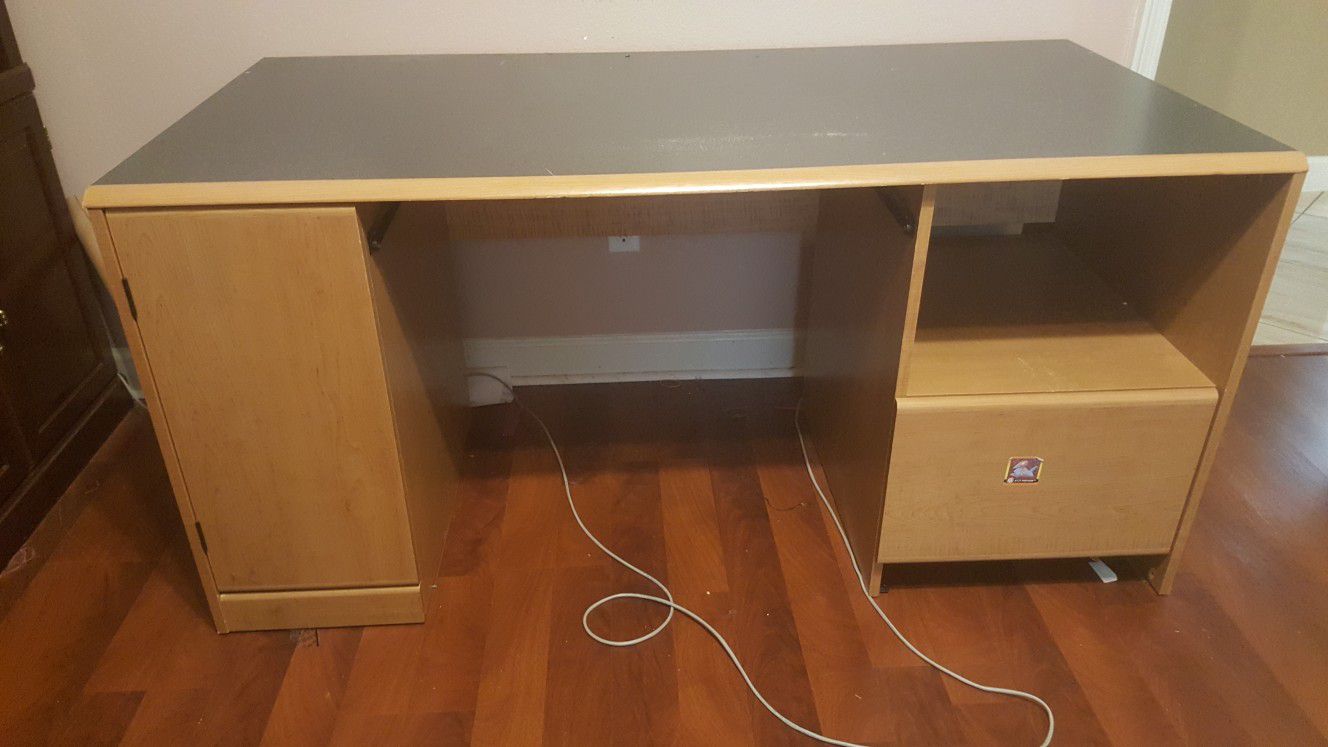 Free Desk /computer table FREE**** must pick up today