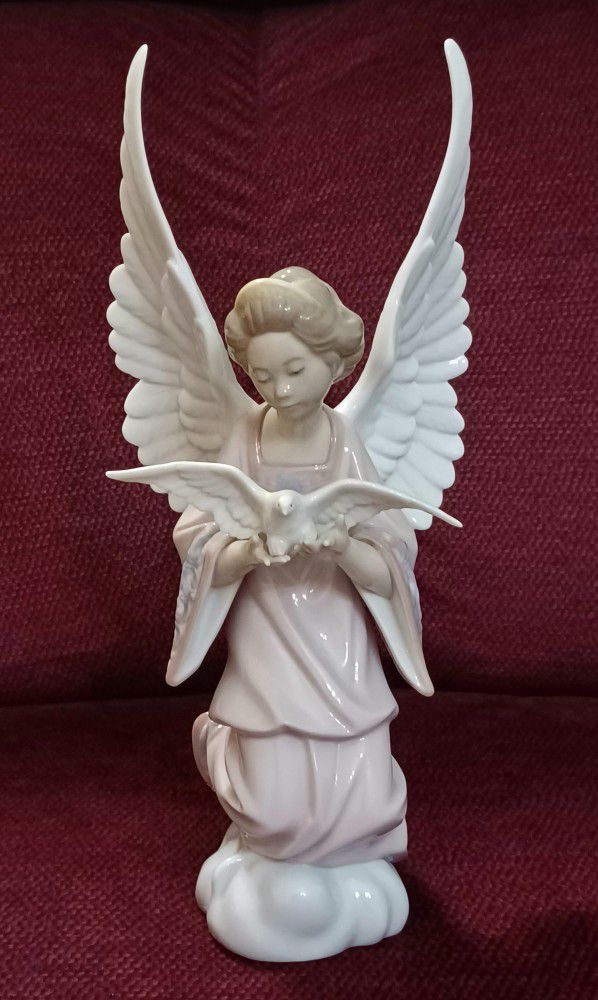 Lladro Angel of Peace with Dove Porcelain Figurine #6131 MINT No Box