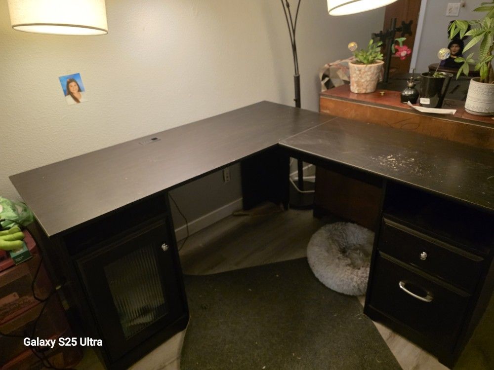 FREE CORNER DESK