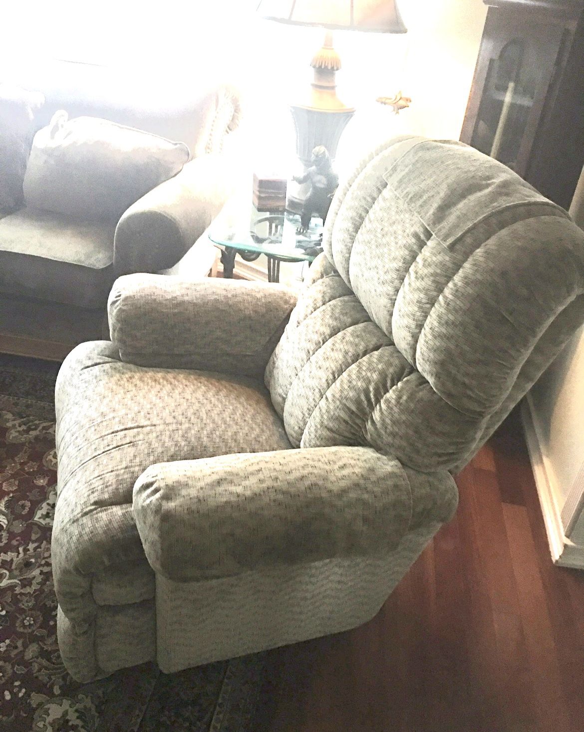 RECLINER. Very Good Condition. Make Me A Reasonable Offer.