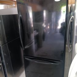 Whirlpool Refrigerator Freezer On The Bottom Everything Works Good 👍