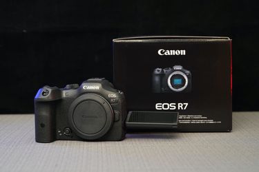 Canon EOS R7 Mirrorless Camera