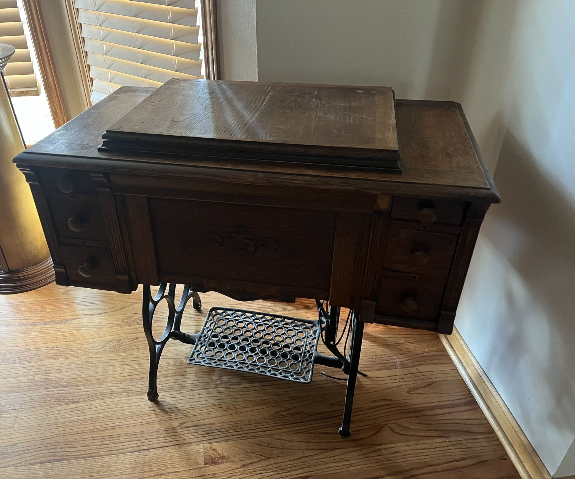 Vintage Antique RARE New England Queen Rotary Oak Sewing Machine