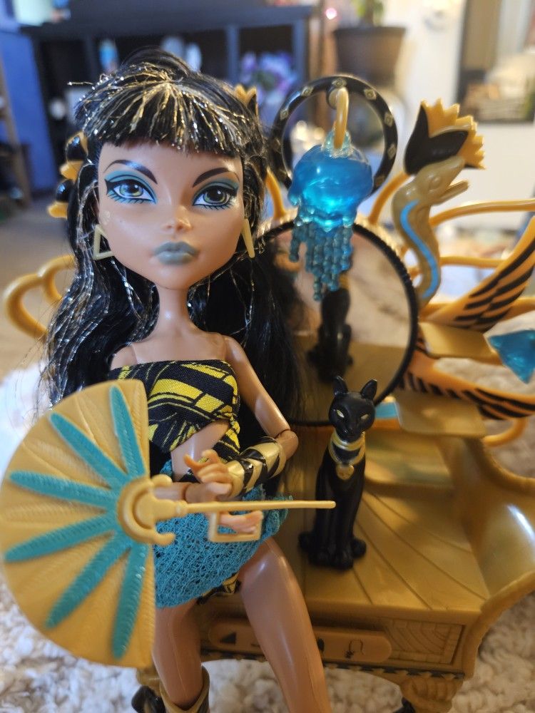 Cleo de nile Gloom Beach Monster high mattel doll With Vanity