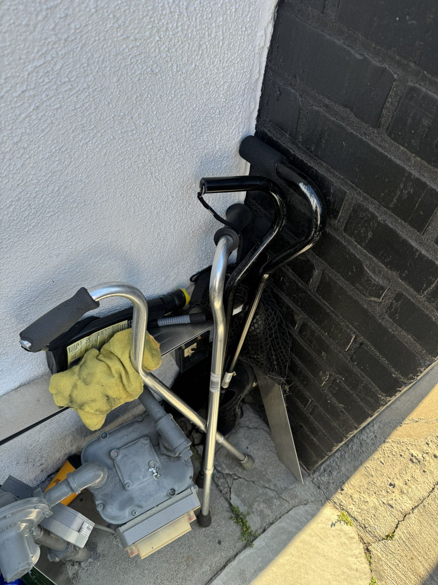 4 canes, 2 walkers ( READ DESCRIPTION )