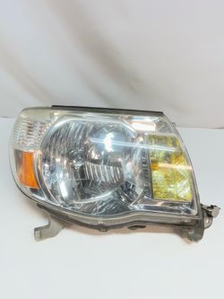 2005-2011 Toyota Tacoma right headlight