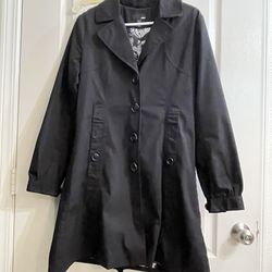H&M Black Mac Coat, Trench Coat Very good condition, size 38 Black color, with a beautiful paisley lining. Puffed cuffs on the sleeves. Button details
