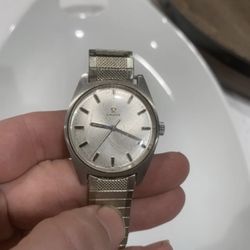 Vintage Omega Geneve Automatic Men’s Watch – Swiss Made, Time-Only.