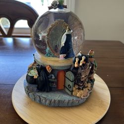 VINTAGE DISNEY Snow White Villain Talking Snow Globe