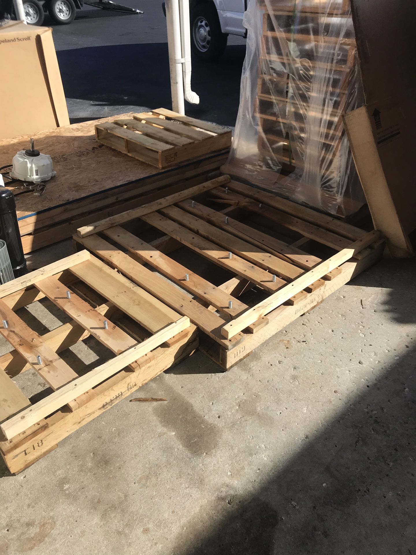 Free pallets just bring a truck or trailer I have a forklift I load, u go located by Raymond James stadium