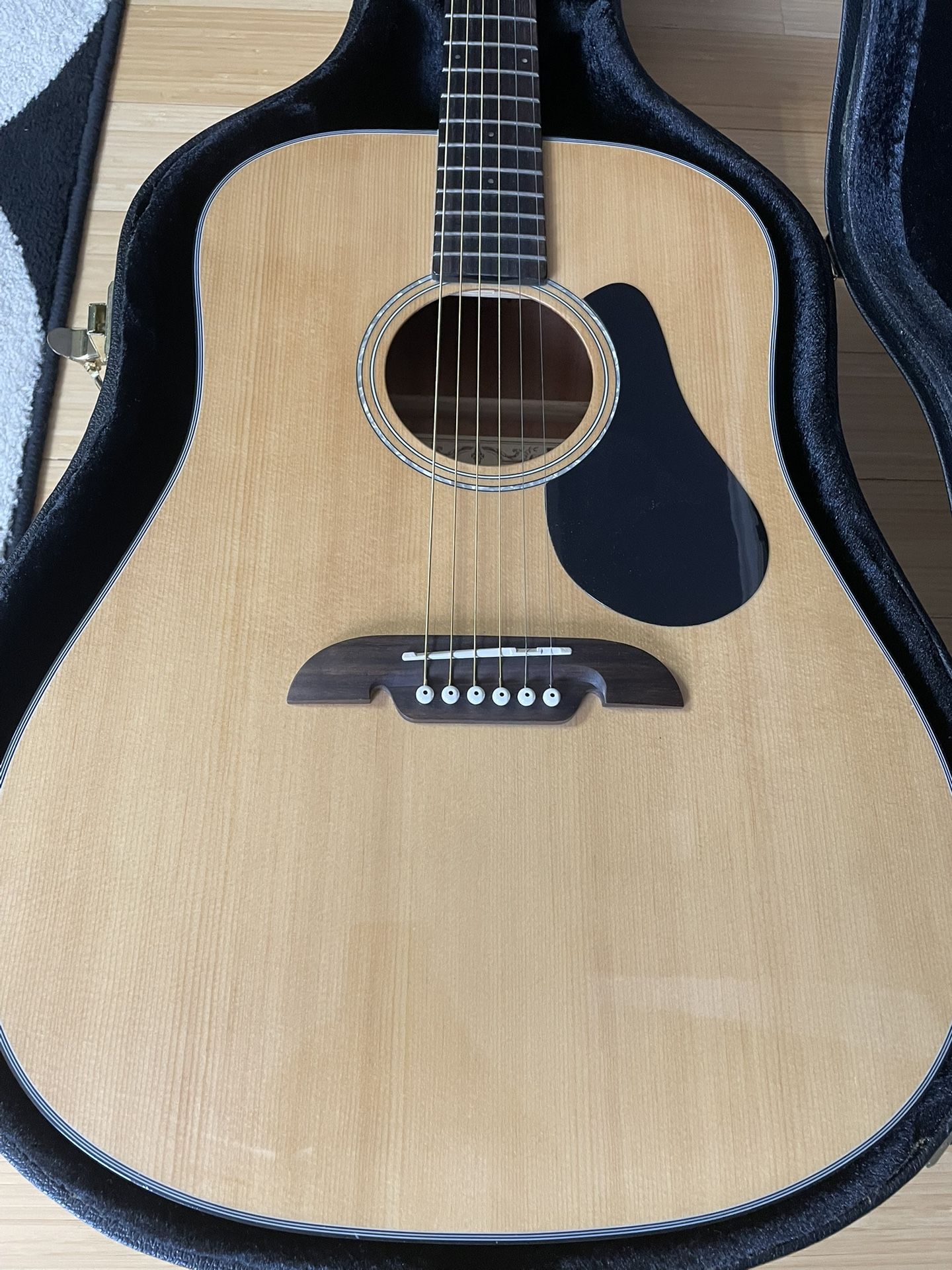 Alvarez RD8 Guitar With Hard She’ll Case