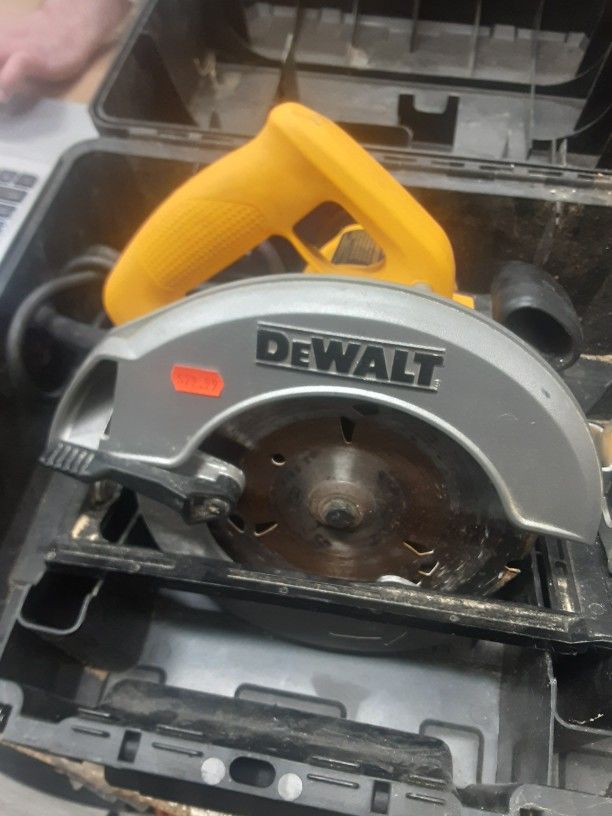 Dewalt Dw369 7 1/4" Circular Saw In Hard Case