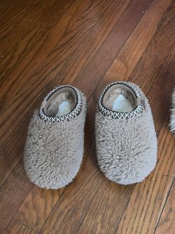 UGG Cozy Slippers for Kids – Toddler Size 9 – Taupe